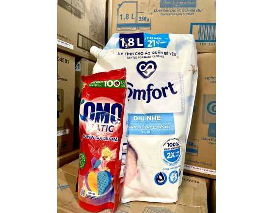 Nước xả vải COMFORT hương thơm phấn dịu nhẹ lành tính cho áo quần bé yêu túi 1.8L tặng gói nước giặt OMO